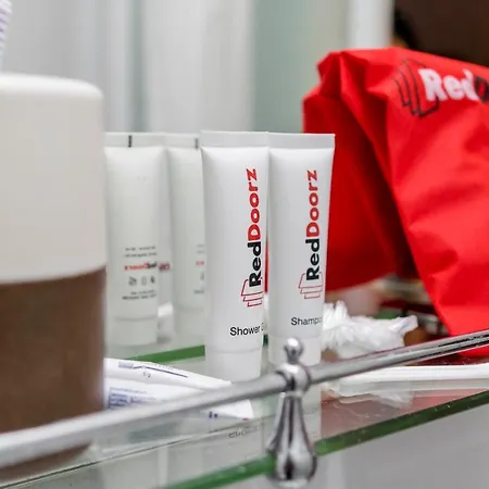Reddoorz Plus Near Taman Rasuna Menteng